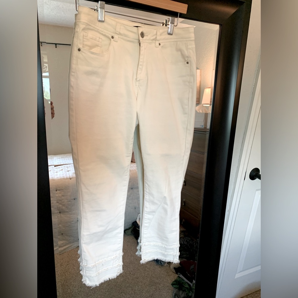 Charlie B size 8 cream colored capris with details trim